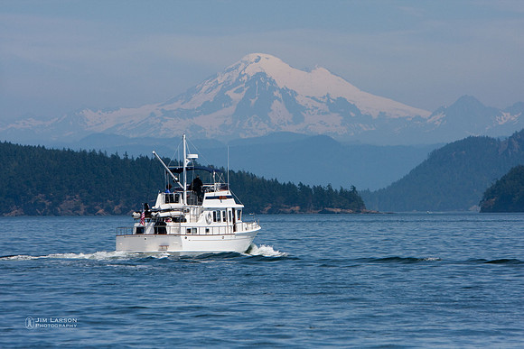 Motor Yacht and Mount Baker 2
